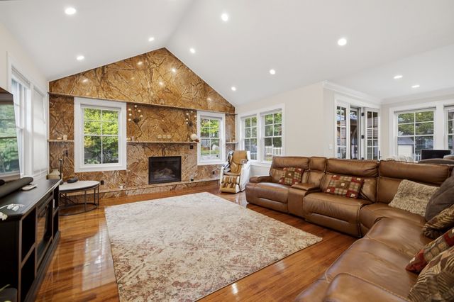 8 Longmeadow Rd, Newton, MA 02459