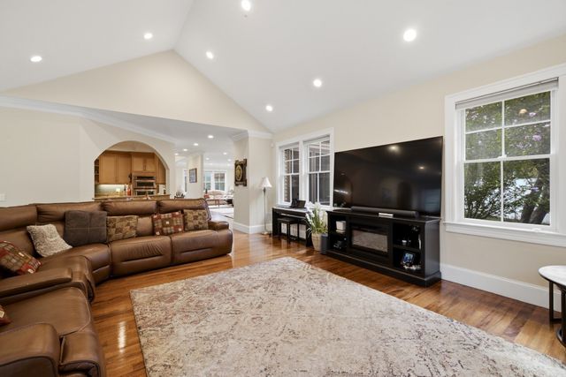 8 Longmeadow Rd, Newton, MA 02459