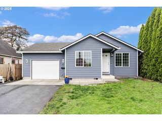 453 N 11TH St, St Helens, OR 97051