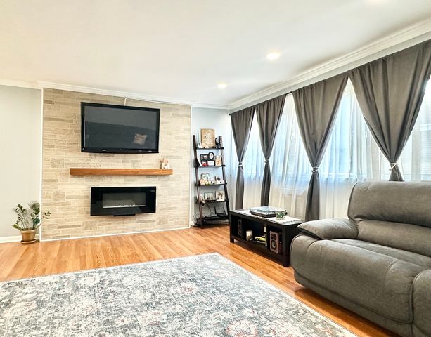 8524 Skokie Boulevard 3F, Skokie, IL 60077