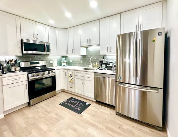 8524 Skokie Boulevard 3F, Skokie, IL 60077