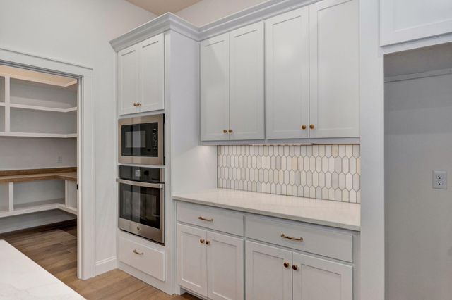 2187 N Silver Charm Avenue, Springfield, MO 65802