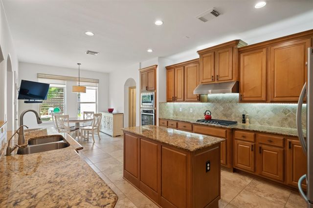 15 Heather Bank Place, The Woodlands, TX 77382