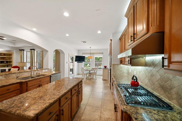 15 Heather Bank Place, The Woodlands, TX 77382