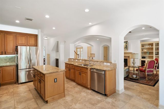 15 Heather Bank Place, The Woodlands, TX 77382