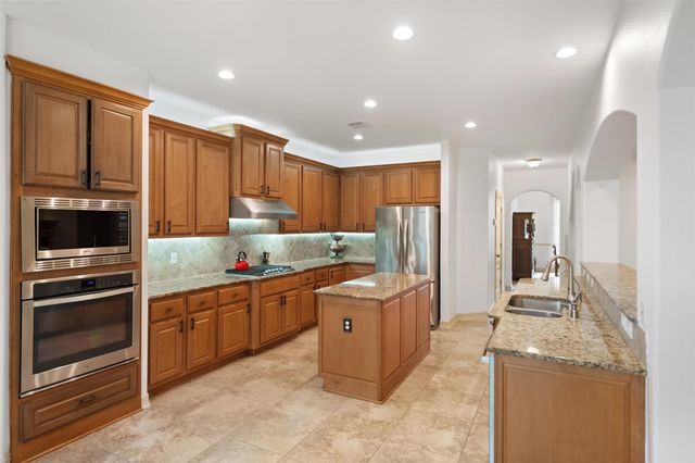 15 Heather Bank Place, The Woodlands, TX 77382