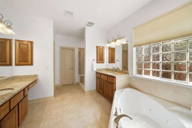 15 Heather Bank Place, The Woodlands, TX 77382