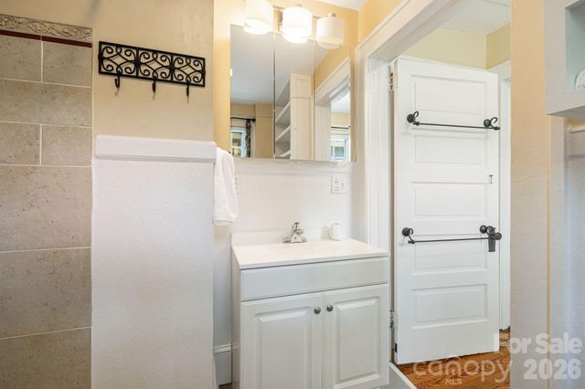 28 Woodlawn Avenue, Asheville, NC 28801