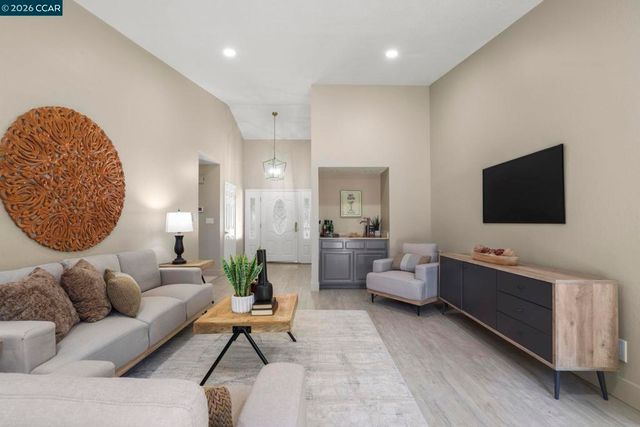 406 Mt Sequoia Ct, Clayton, CA 94517