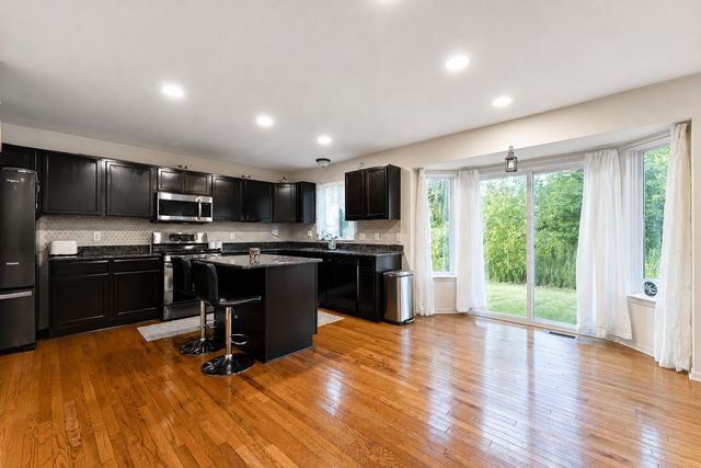 26626 Lakepointe Drive, Taylor, MI 48180