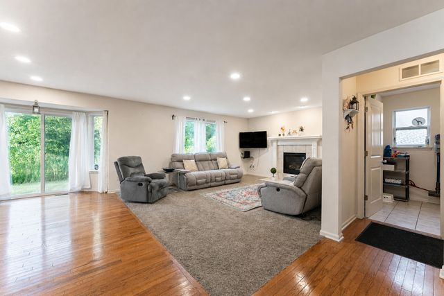 26626 Lakepointe Drive, Taylor, MI 48180