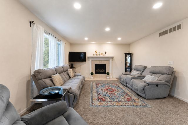 26626 Lakepointe Drive, Taylor, MI 48180