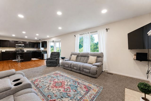 26626 Lakepointe Drive, Taylor, MI 48180