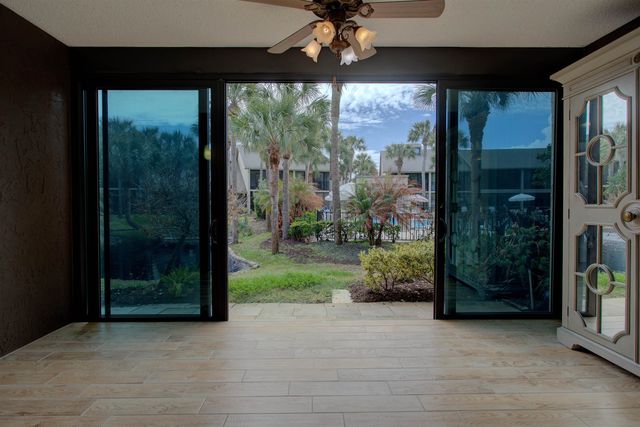 94 Village Del Prado Cir, St Augustine, FL 32080