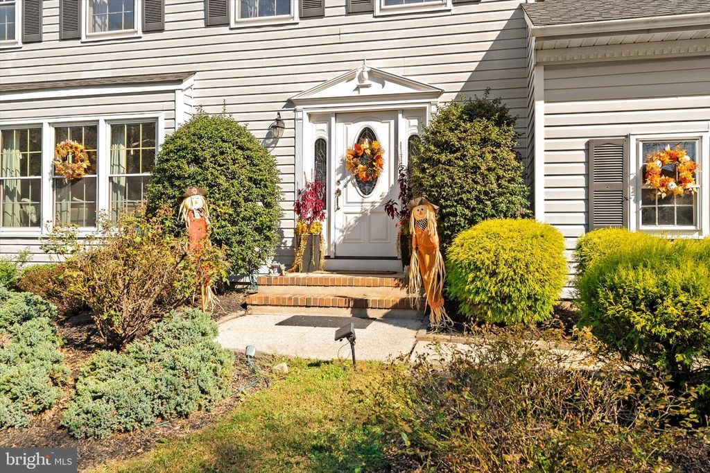 21 VILLAGE DR W, Hamilton, NJ 08620