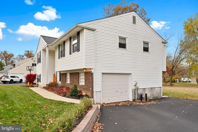 106 HAWTHORNE DR, North Wales, PA 19454