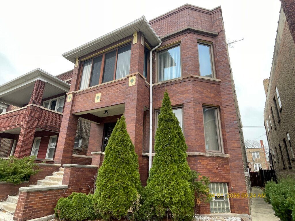 Image 4 of property listing at 7343 S Luella Avenue, Chicago, IL 60649