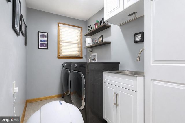 5 CEDAR FALLS DR, Medford, NJ 08055