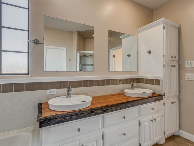 24590 N May Avenue, Edmond, OK 73025