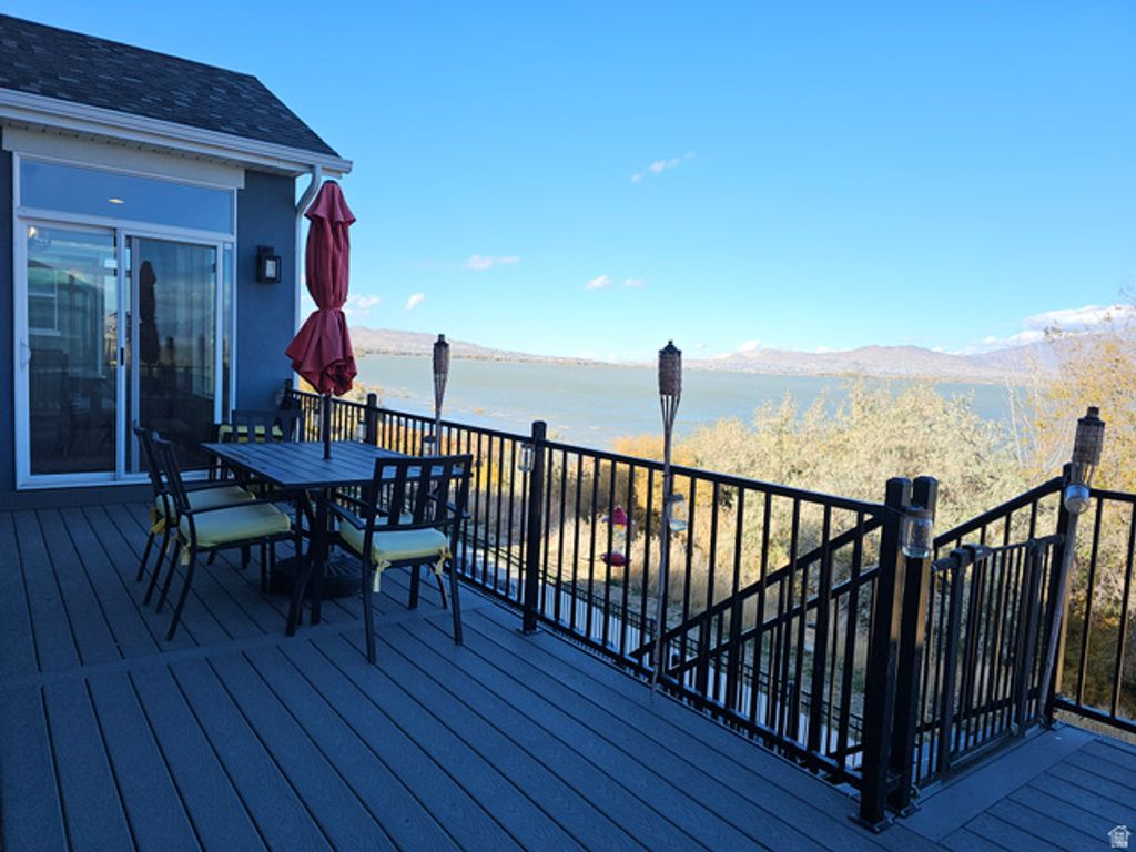 Image 36 of property listing at 2422 S BLUE WATER LN, Saratoga Springs, UT 84045