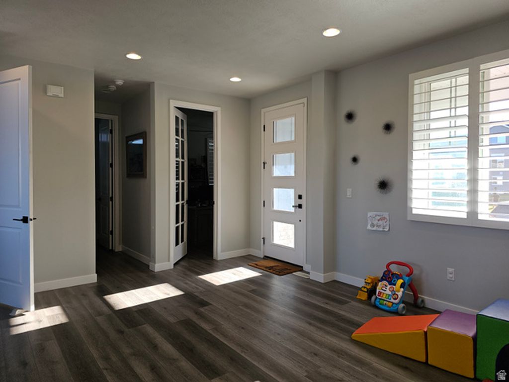 Image 5 of property listing at 2422 S BLUE WATER LN, Saratoga Springs, UT 84045