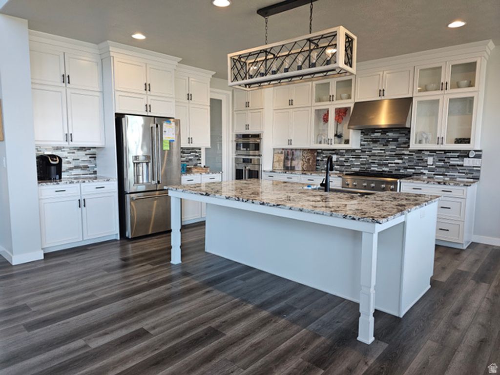 Image 7 of property listing at 2422 S BLUE WATER LN, Saratoga Springs, UT 84045
