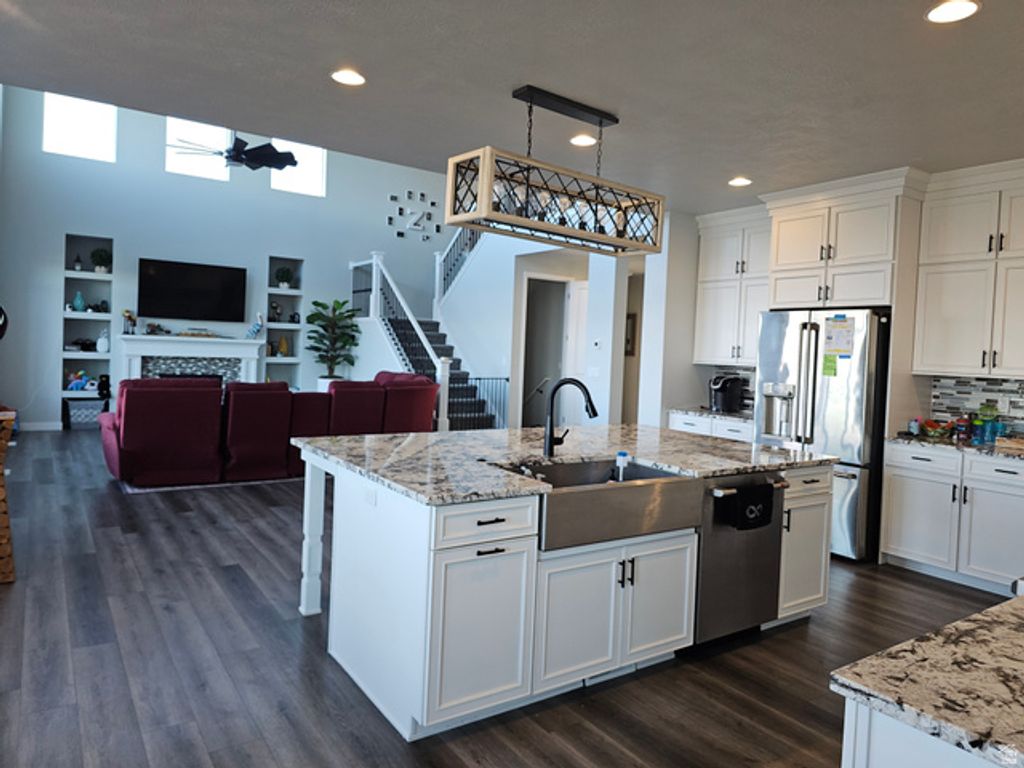 Image 8 of property listing at 2422 S BLUE WATER LN, Saratoga Springs, UT 84045