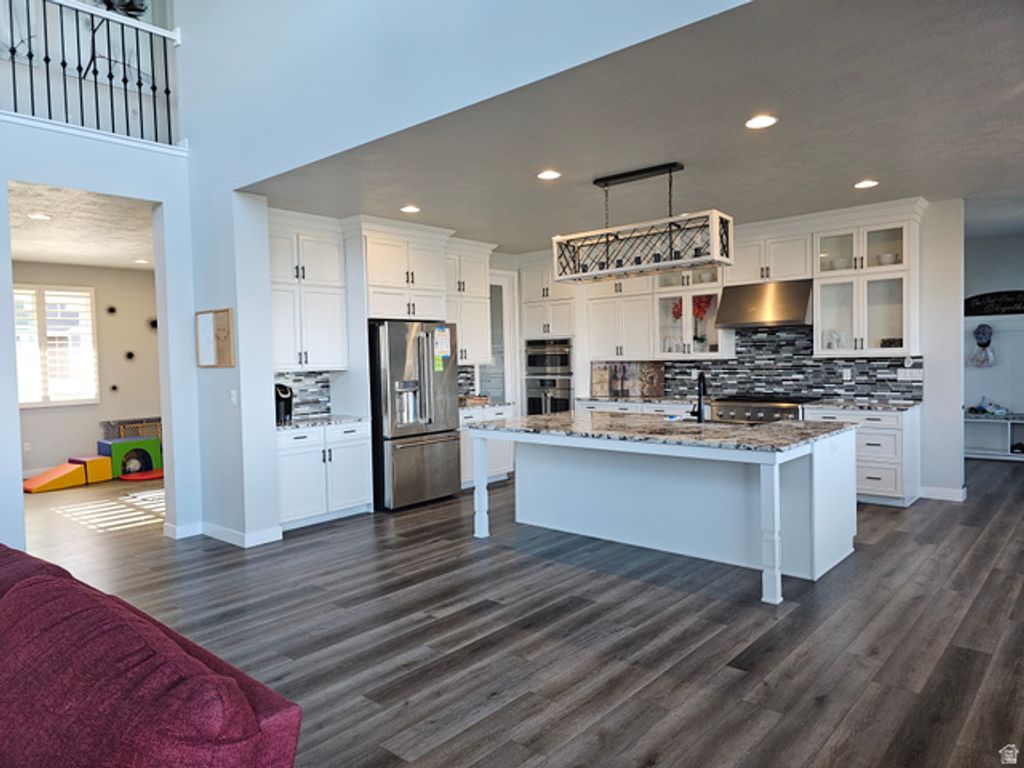Image 9 of property listing at 2422 S BLUE WATER LN, Saratoga Springs, UT 84045