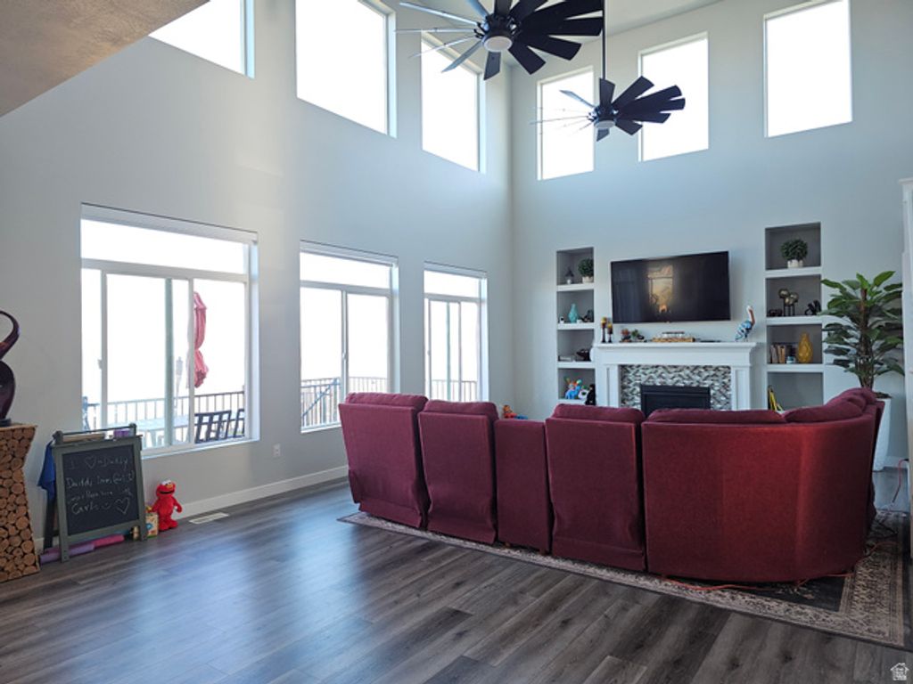 Image 10 of property listing at 2422 S BLUE WATER LN, Saratoga Springs, UT 84045
