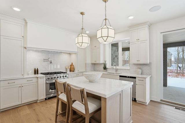 1055 Avon Road, Rochester Hills, MI 48307