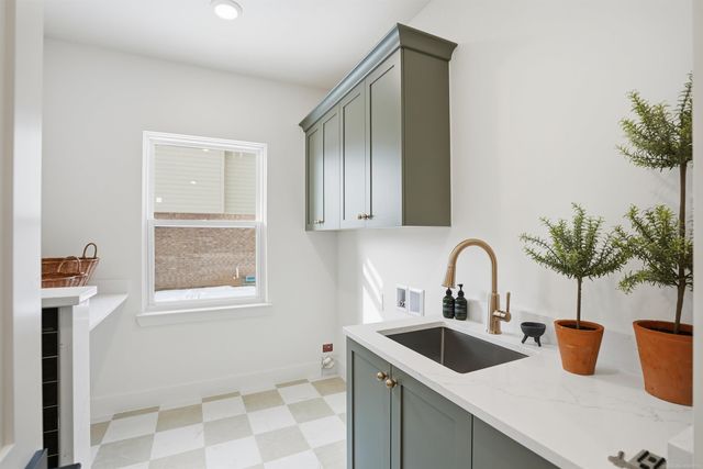 1055 Avon Road, Rochester Hills, MI 48307