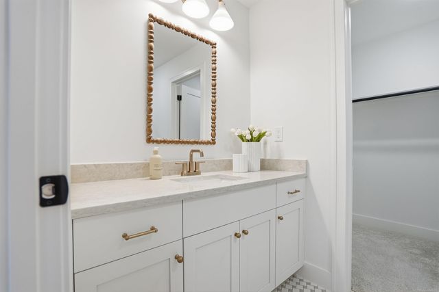 1055 Avon Road, Rochester Hills, MI 48307