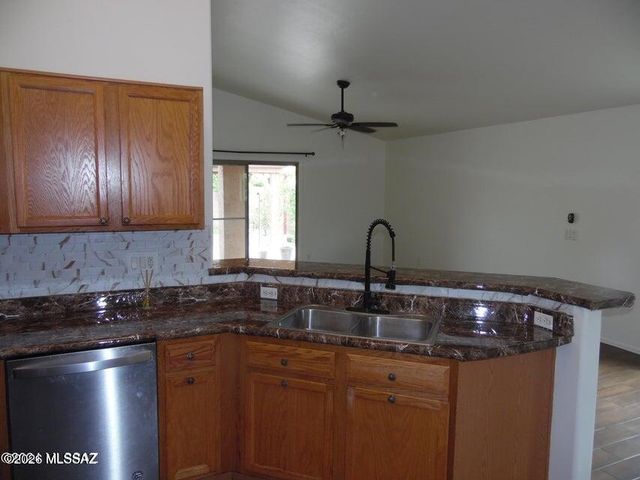 7325 E Weeping Willow Drive SE, Tucson, AZ 85756