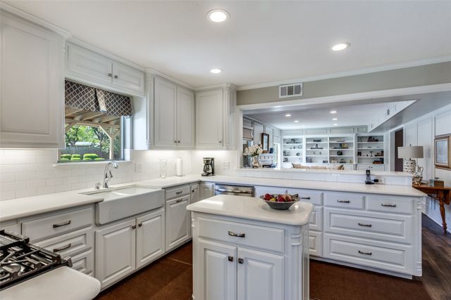 1911 Lakeside Drive, Arlington, TX 76013