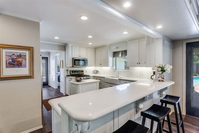 1911 Lakeside Drive, Arlington, TX 76013