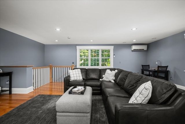 9 Hillando Dr, Shrewsbury, MA 01545