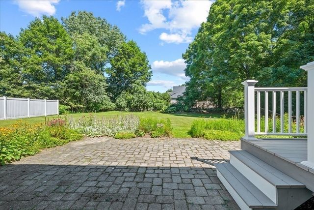 9 Hillando Dr, Shrewsbury, MA 01545