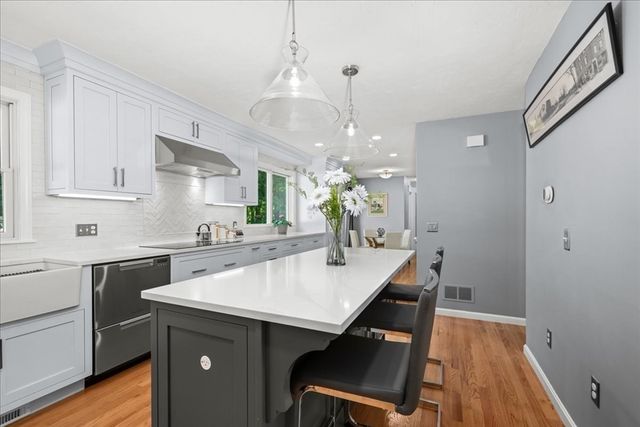 9 Hillando Dr, Shrewsbury, MA 01545
