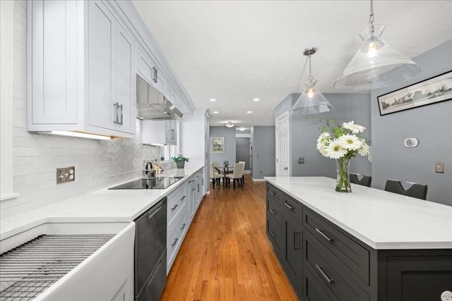 9 Hillando Dr, Shrewsbury, MA 01545