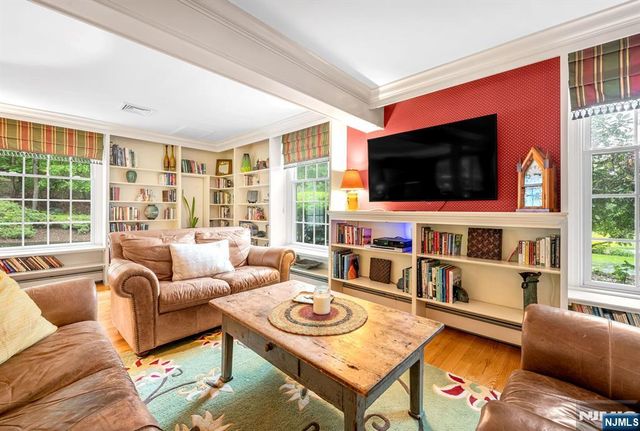 220 Ottowa Lane, Franklin Lakes, NJ 07417