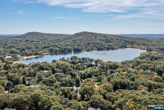 220 Ottowa Lane, Franklin Lakes, NJ 07417