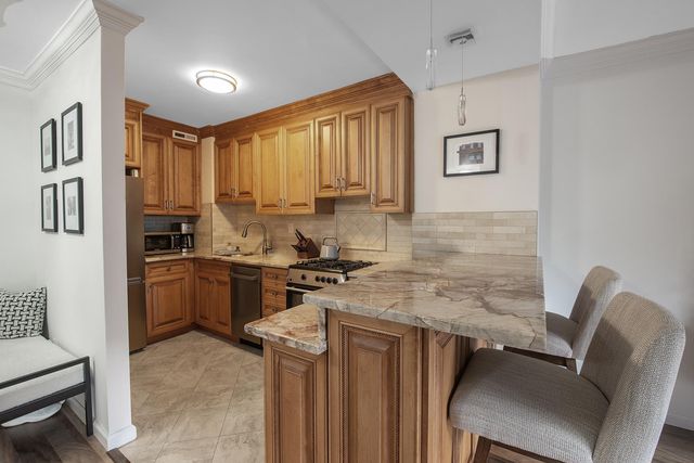 400 E 85th St Apt 2H, New York City, NY 10028