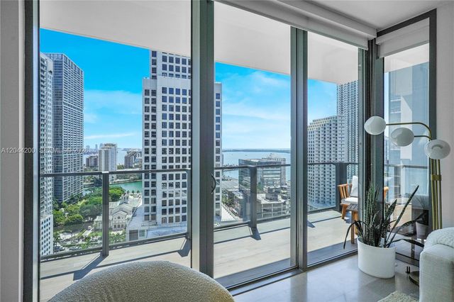 68 SE 6th St 2005, Miami, FL 33131