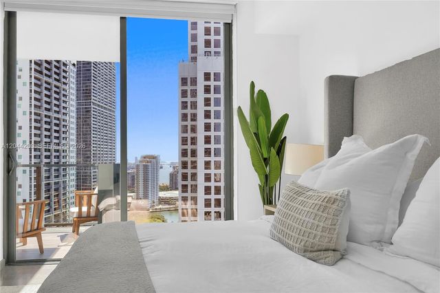 68 SE 6th St 2005, Miami, FL 33131