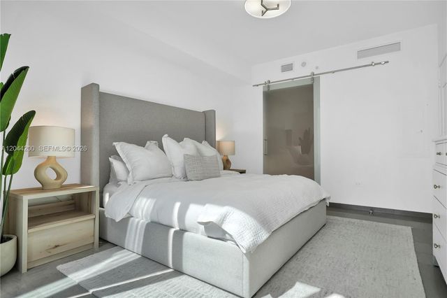 68 SE 6th St 2005, Miami, FL 33131