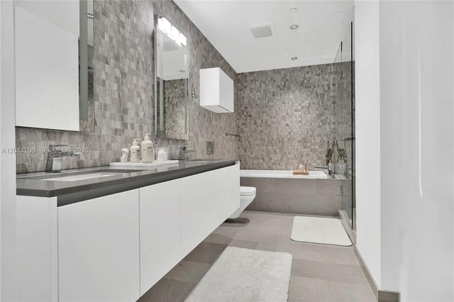 68 SE 6th St 2005, Miami, FL 33131