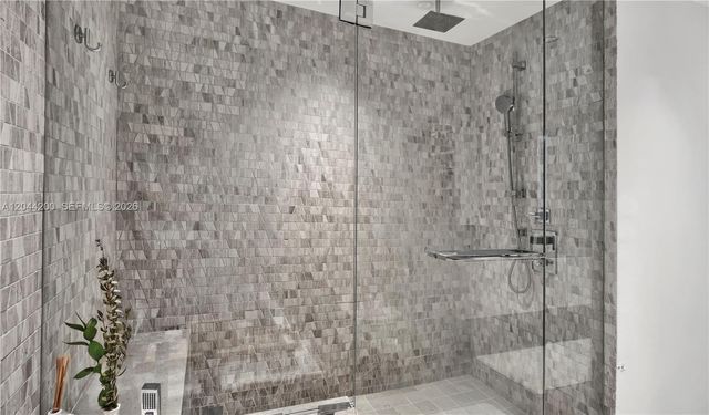 68 SE 6th St 2005, Miami, FL 33131