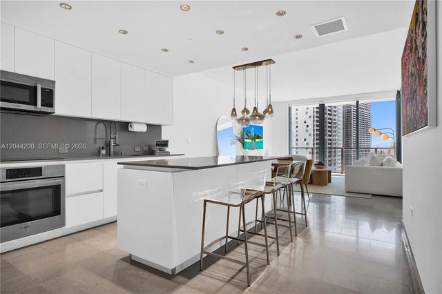 68 SE 6th St 2005, Miami, FL 33131