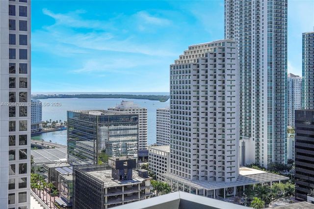 68 SE 6th St 2005, Miami, FL 33131