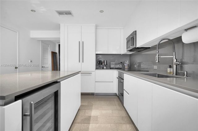 68 SE 6th St 2005, Miami, FL 33131